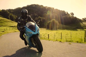 Lightning Motorcycles為熱愛騎行體驗的純粹主義者提供最平穩、無振動的騎行體驗。從派克峰到 Bonneville 鹽灘,Lightning的速度超越內燃機摩托車
