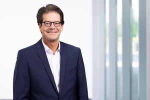 英飛凌汽車電子事業部總裁Peter Schiefer表示,英飛凌的汽車半導體為未來更加清潔、安全和智慧的交通出行奠定基礎。