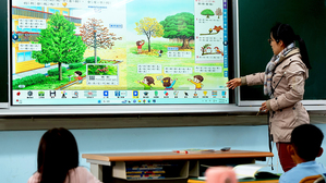 友达与达擎共同开发的「远端设备管理系统」,透过流畅的多功能安装模式、直觉设计的整合操作介面,可同时管理多部设备,改善学校的设备管理痛点(来源:AUO)