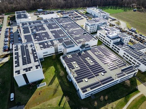 DELO建置約 4000 塊太陽能板提供綠色電力,可滿足大約30%的電力需求。(source:DELO)