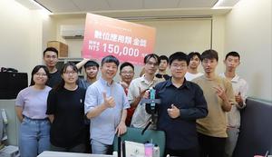高科大资管系教授陈彦铭(前排左三)研究团队以应用「结合谐振反应肌音与人工智慧方法於肌肉质量测量评估智能系统」与高医大合力拿下第21届育秀杯数位应用类金奖。