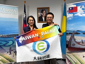 大同專案團隊皆秉持專業與服務,投入能源轉型與環境友善事業,為太平洋友邦提供優質的太陽能、儲能解決方案。左:中華民國駐帛琉大使 黎倩儀。右:大同智能副總經理 楊澤欣。