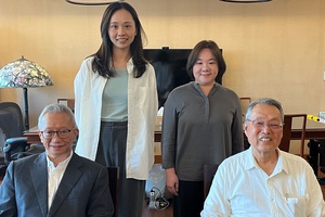 佳世達旗下AI公司典通入主奧沃,前排右起為宏碁集團創辦人暨智榮基金會董事長施振榮、典通大數據總顧問鄭光甫、後排右起為典通董事長暨總經理楊雅惠、奧沃董事長林宛瑩。