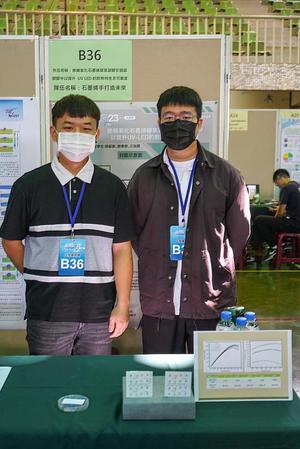 图为张艺献(右)、谢秉修(左)叁与2023万润创新创意竞赛,获得隹作时合影