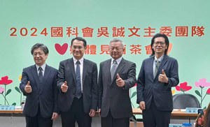 国科会新任主委吴诚文(右二)率团队的政务??主委陈炳宇(右一)、政务??主委林法正(左二)及常务??主委陈宗权(左一)於会场合影。(摄影:陈复霞)