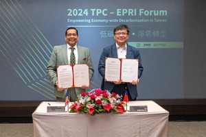 台電今與EPRI簽署「清潔能源轉型合作備忘錄」,由台電代理董事長曾文生(右)與EPRI總裁兼執行長Arshad Mansoor(左)代表簽署。