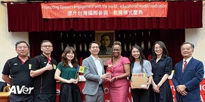 圓展科技副總鄭錫聰(左四)帶領圓展團隊,與友邦聖文森及格瑞那丁駐台大使Andrea Bowman(右四),及GIEEMA秘書長張坤池(右一)合照。