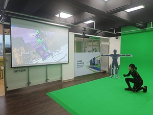 國立臺灣師範大學因應科技產業跨域需求,攜手企業產學合作,將課程融入產業培訓,例如輝達NVIDIA、技嘉科技產學合作,打造全臺首座元宇宙動態捕捉實驗室。臺師大校徽位於圖片中的右上第四排右起第二。