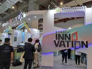 經濟部中小企業署主題館以綠色科技、AI等為主,聲麥無線營運長張庭芳表示,VM-Fi 聲麥無線5G即時AI 語音翻譯服務搭配雙向OLED顯示器使用,即時翻譯服務不間斷。(攝影 / 陳復霞)
