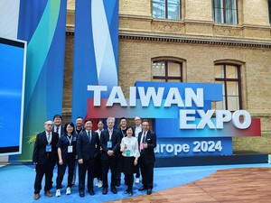 外贸协会筹组7家智慧医疗业者前进欧洲,吸引德国红十字会救护人员前来洽询叁展商品。(source:贸协)