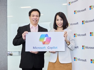 微軟和 LinkedIn 共同發布的《2024 年工作趨勢指數》報告指出,過去半年生成式 AI 在工作中的使用量成長近兩倍。圖左為台北富邦銀行資訊長張志清與台灣微軟大型企業商務事業群總經理李倩合影。