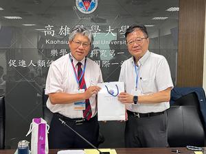 高雄醫大副校長吳政毅(左)與清華大學副校長呂平江互贈禮品,以及兩校與會師長合影。