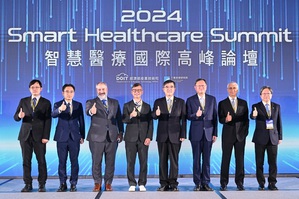 經濟部今(25)日舉辦2024智慧醫療國際高峰論壇,邀請國內外大廠代表分享AI臨床運用之創新案例。會場展示工研院開發的「軟性管狀醫療手術機器人系統」。