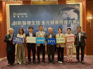 丽台科技董事长卢昆山与销售通路夥伴合影。丽台提出从机构端与个人端正建立由预防医学、精准检测到增进健康的新3P思维。 (摄影/陈复霞)