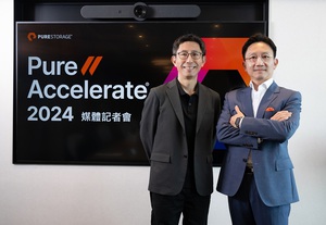 Pure Storage台湾区总经理周正平(右),Pure Storage大中华区技术总监何与晖(左)