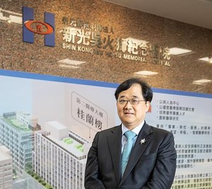 新光医院??院长洪子仁表示,与远传电信携手完成医疗数位转型,提升医疗照护品质,并打造绿色机房,致力实践ESG。