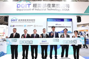 Bio Asia經濟部技術司專館整合工研院、生技中心、食品所三大法人,以「深耕精準醫療、打造健康台灣」為主軸,精選10項科專前瞻技術,期盼藉由產學研醫攜手,強化上中下游供應鏈,加快促進臺灣生醫產業發展。