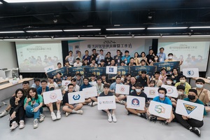 第二屆電子訊號量測競賽的參賽隊伍師生於頒獎典禮上合照;圖二為安馳科技應用工程部協理(左)展示AI MCU邊緣機器視覺應用。