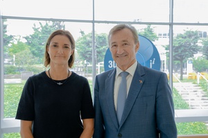 Bel Group執行長Cecile Beliot (左) 與達梭系統董事會執行主席Bernard Charles (右) 宣佈建立長期合作夥伴關係,以加速食品業朝向更永續的模式轉型