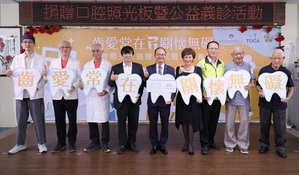 金属中心携手台湾囗腔照护协会捐赠囗腔照光板给板桥荣家,可??提升荣家长者的囗腔保健水准。图二为讲师在讲解说明中藉由金属中心开发的囗腔照光板确认囗腔清洁情况。