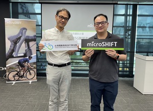 電動智能自行車協會秘書長蘇雍翔(左)與台灣微轉執行長陳品旭(右)於「TSEBA│台灣微轉自行車變速系統5G智慧產線創新應用計畫」成果發表會合影。(電動智能自行車協會提供)