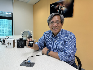 xMEMS執行長暨聯合創始人姜正耀(Joseph Jiang)今(21)日發表最新微型氣冷式全矽主動散熱晶片,相當適用於整合超便攜裝置與下一代AI解決方案。