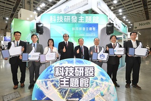經濟部整合法人研發能量,由工研院、精密機械研發中心、金屬中心等三大法人單位聯合展出9項最新機器人技術。