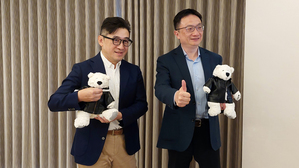 Cadence资深??总裁暨数位与签核事业群总经理滕晋厌(右)台湾区总经理宋?安(左),手拿今年CadenceCONNECT大会的吉祥物。