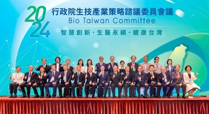 2024 BTC會議以「智慧創新、生醫永續、健康台灣」三大議題為主軸,期望結合生醫與智慧創新科技,以跨部會合作協助產業跨域整合。圖為與會貴賓合影。圖二為國科會主委吳誠文致詞。