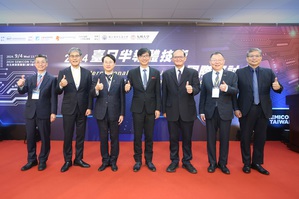 工研院携手日本九州半导体数位创新协会(SIIQ)举办「2024 台日半导体设备技术研讨会」,与会贵宾合影。