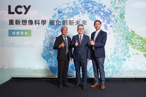李長榮因應市場變化轉型,蛻變成「科學公司」(左起:李長榮營運處副總經理暨綠色變革小組主席林欽洲、李長榮總經理劉文龍、李長榮高性能材料事業處資深副總王仁隆)