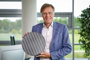 英飛凌 CEO Jochen Hanebeck 手持全球首批12吋GaN 功率晶圓,該晶圓是在現有的大批量且可擴展的生產環境中所製造。圖二的12吋晶圓因直徑擴大,每片晶圓上的晶片數量大增,使得生產效率顯著提高。