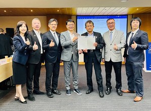 远传电信执行??总经理暨ITS世界大会理事曾诗渊(左四)、台北市??市长李四川(右二)、ITS Japen理事长暨亚太秘书处秘书长Akio Yamamoto(右三)合影。