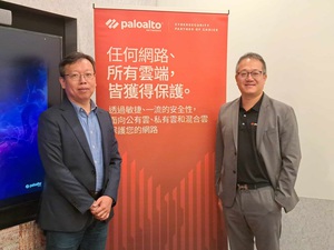 Palo Alto Networks台湾区总经理尤惠生(右)与台湾技术总监萧松瀛(左)说明Precision AI产品技术可因应不同企业的需求。