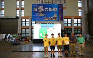 國震中心歐昱辰主任(右)頒獎給大專組首獎,圖二為高中職組(左)及大專組(右)首獎模型。