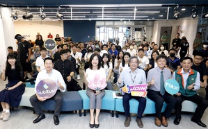 由国科会成立的台湾科技新创基地(Taiwan Tech Arena South, TTA)南部据点今(24)日也举办「AI主权时代:共创算力未来」座谈暨媒合交流会,讨论如何透过算力与AI技术自主打造数位主权深度。