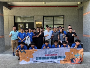 工具機公會今年也在東部的花蓮高工和中部的南投高中,分別舉辦「智慧機械實務體驗研習營」。