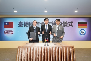 經濟部技術司於「2024 TAIFE臺灣車輛國際論壇」,見證車輛中心與全球知名的第三方檢測認證機構TUV SUD集團合作。圖左起為TUV SUD集團總監Alex Mylius、經濟部技術司司長邱求慧、車輛中心董事長王正健。
