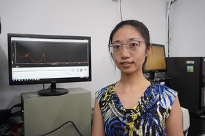 台科大化工系江隹颖教授团队研究发现简单调整溶液的甘油及辅助电解质浓度比例,可大幅提升生质柴油废弃物价值。图二是研究团队博士後研究员 Giang-Son Tran进行甘油氧化反应的电化学实验操作。