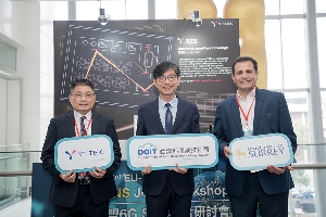 ?通科技展示採用友達光電液晶面板材料,打造的液晶可重置智慧反射面板(Liquid Crystal, LC-RIS)。圖左起為?通科技董事長陳文江、經濟部產業技術司司長邱求慧、英國薩里大學教授Rahim Tafazolli。