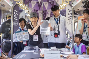 清大物理系教授兼跨領域科學教育中心主任戴明鳳帶領學童,透過硬幣清洗實驗,認識半導體製程中不可或缺的晶圓表面清洗環節