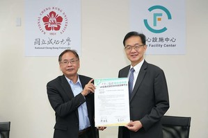 成功大學副校長陳鴻震(右)、正修科大副校長黃柏文(左)代表雙方簽約,合作打造出全臺首套VR互動式微奈米科技訓練平台。