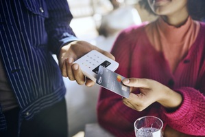 英飛凌(Infineon)推出符合Visa和萬事達卡(Mastercard)規範的一體化生物識別支付卡解決方案SECORA Pay Bio。