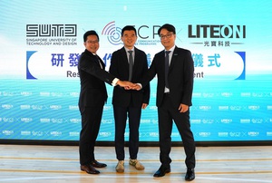 光寶科技智能生活應用事業部總經理江鴻翔(左一)、新加坡科技設計大學暨新加坡未來通訊研發計畫(FCP)計畫總監郭貴生教授(中)、光寶科技智能生活應用事業部5G產品處資深經理董士豪(左一)合影。