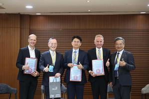 ESG专家对谈,左起THWS Robert Grebner教授、台湾永续能源研究基金会董事长简又新、高市府环保局??局长黄世宏、THWS Ulrich Muller-Steinfahrt教授、高科大校长杨厌煜。图二为「大学永续发展倡议书」签署仪式。