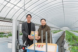 花蓮縣長徐榛蔚(右)拜訪日本福岡Inak system株式會社的自動化智慧農場,圖二為Inak system逐步將過去累積工廠及物流自動化的經驗用於智慧農業領域,以解決農業高齡化與人手不足問題。