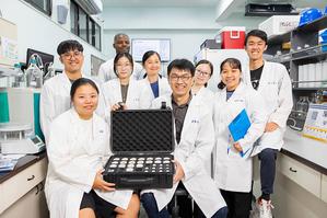 中興大學環工系終身特聘教授梁振儒(前排右)團隊研發的新型地下水被動式採樣器,今年正式納入國家環境檢測標準方法NIEA W108.51C。圖二為新型地下水被動式採樣器。
