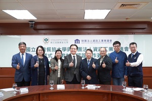 资策会推动生成式AI在校园与产业中的应用,图一与国立高雄餐旅大学签署MOU,图二为资策会与长荣大学签署MOU合影。
