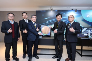 「AI賦能.半導體領航—2024南臺灣產業策略論壇」現場展出異質整合封裝共乘服務產業應用成果。