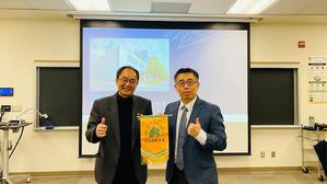 崑山科大江智偉研發長(右)率團訪問加拿大英屬哥倫比亞大學畢曉濤教授(左),交流綠能技術與環境永續議題,圖二為崑山科大團隊參觀UBC的可再生能源研究實驗室(Clean Energy Research Centre)